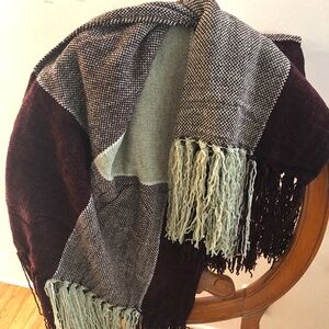 Chenille Throw 42 X 70 "  Color-Celedon/Plum